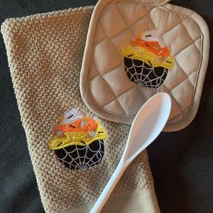 Halloween 🎃 Cupcake Towel Hot Pad & Spoon Set 50% off!!!